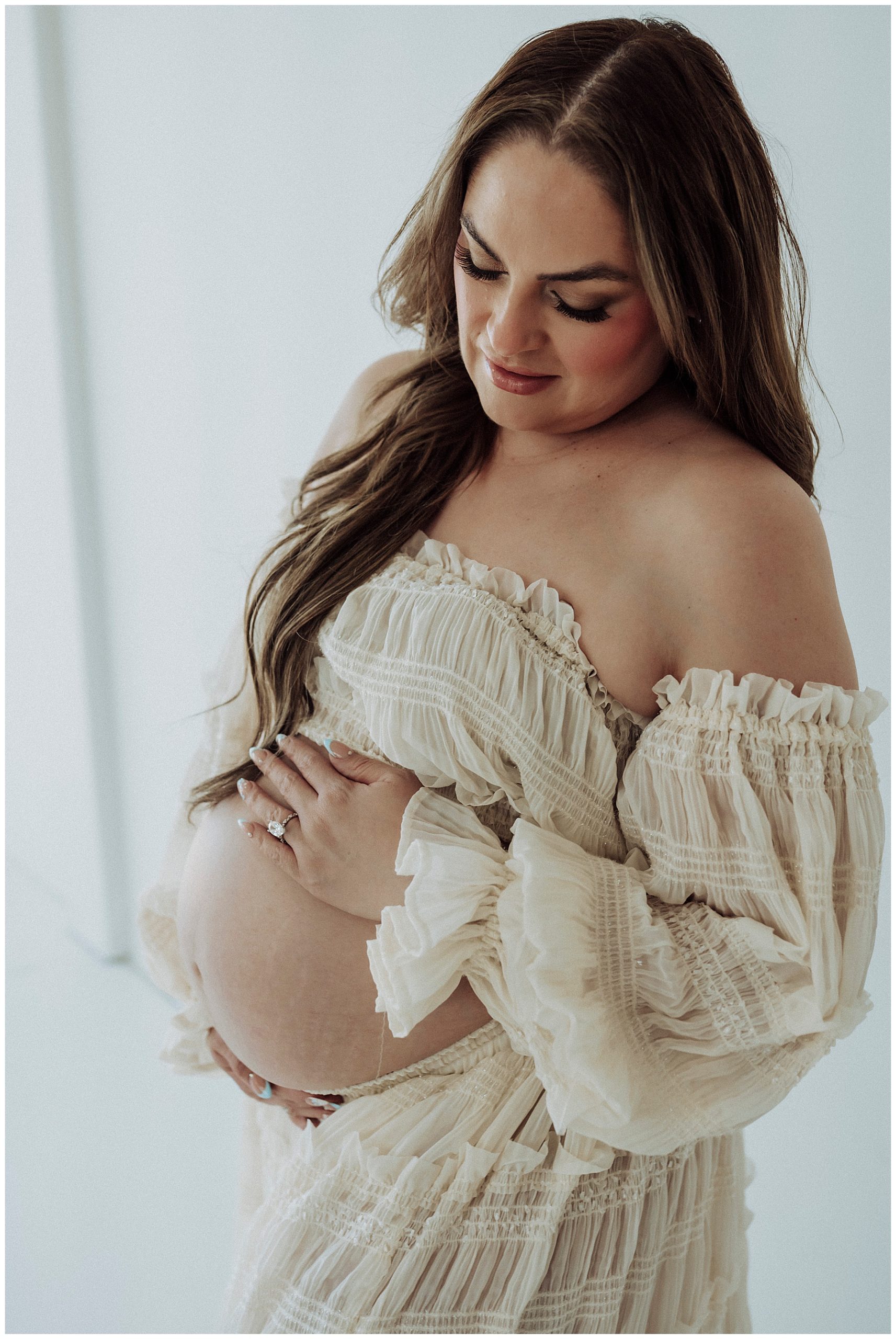Maternity photography by Love Lola Photos